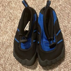 4/$12 Size 11 toddler water shoes